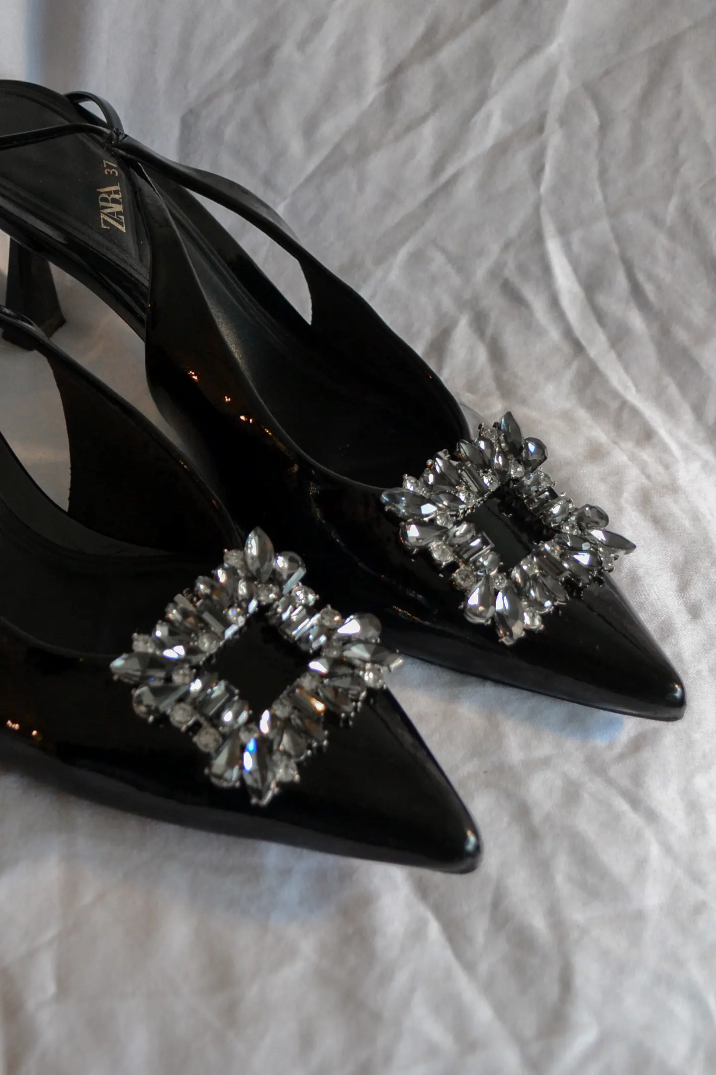 CLIP ZAPATO GRAFITO CON PLATEADO, CUADRADO 1
