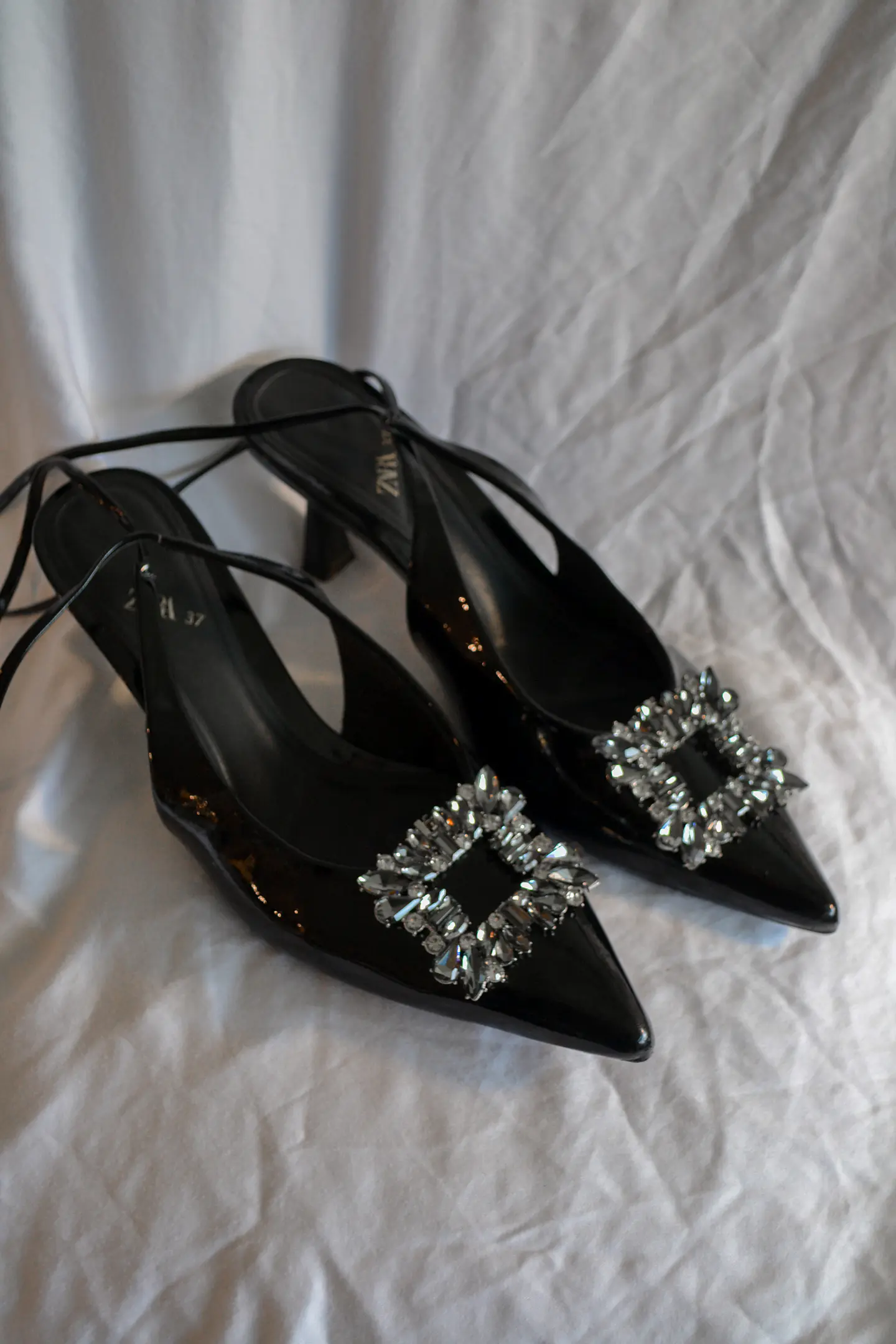 CLIP ZAPATO GRAFITO CON PLATEADO, CUADRADO 2