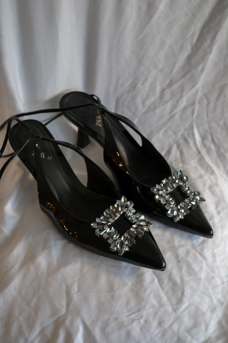 CLIP ZAPATO GRAFITO CON PLATEADO, CUADRADO 2