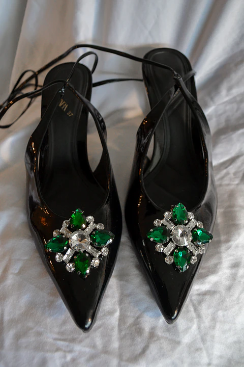 CLIP ZAPATO ROMBO PLATEADO CON VERDE