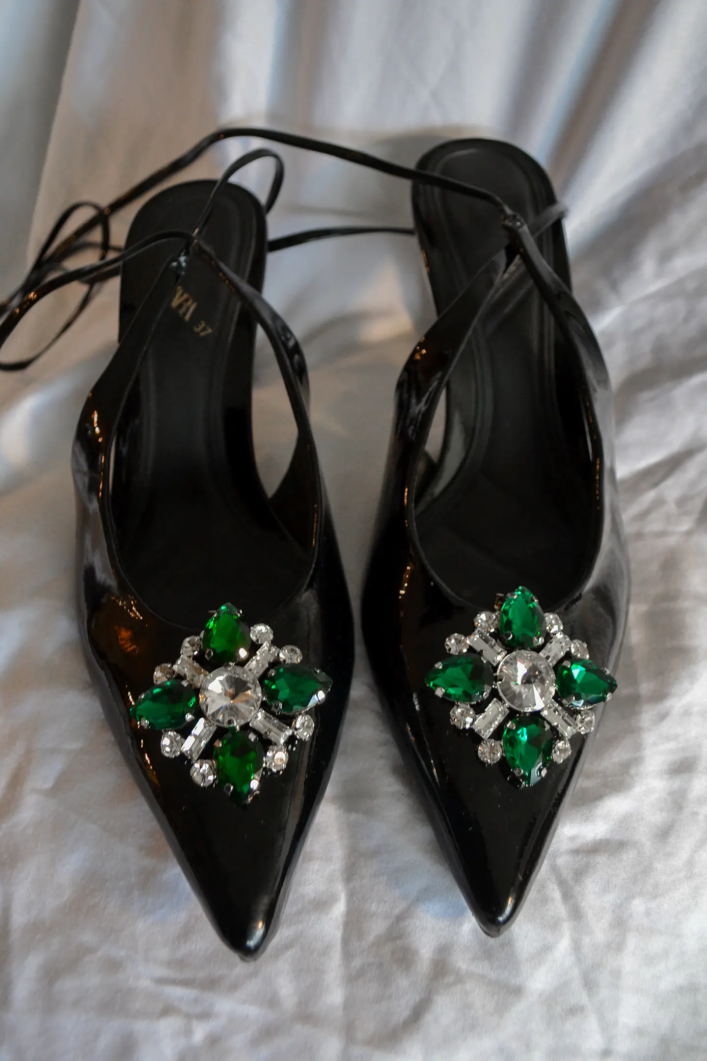 CLIP ZAPATO ROMBO PLATEADO CON VERDE 1
