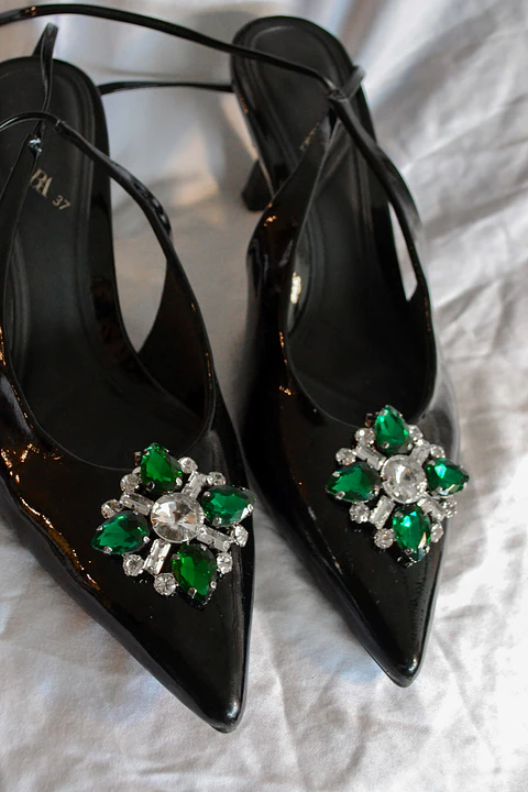 CLIP ZAPATO ROMBO PLATEADO CON VERDE