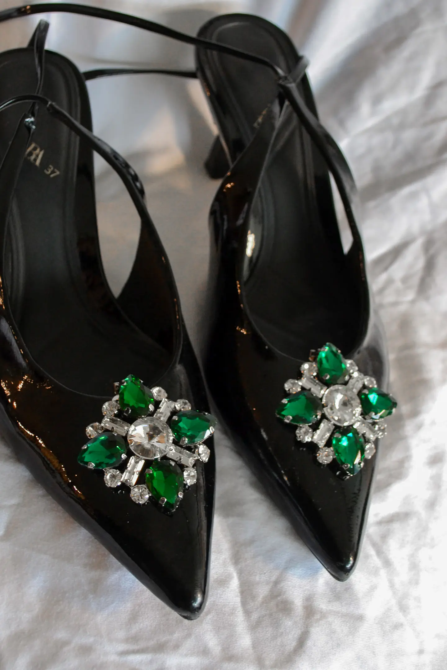 CLIP ZAPATO ROMBO PLATEADO CON VERDE 2