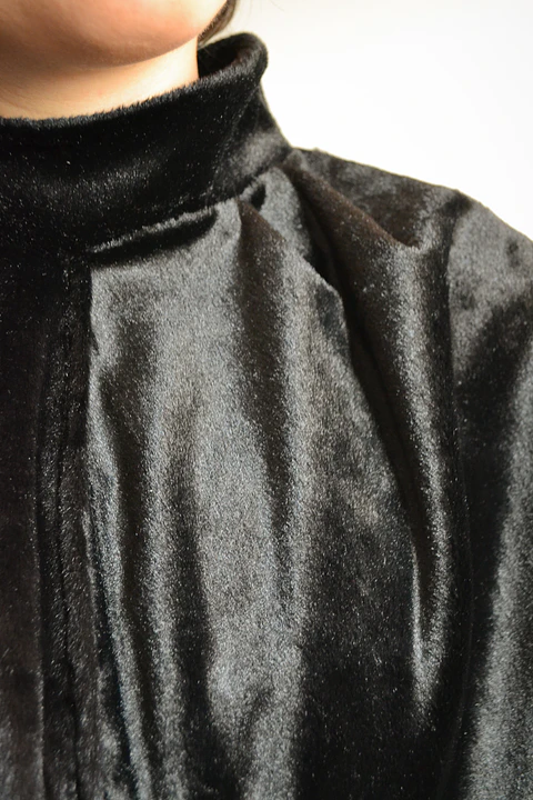 CAPA CON CUELLO PELO CORTO NEGRO