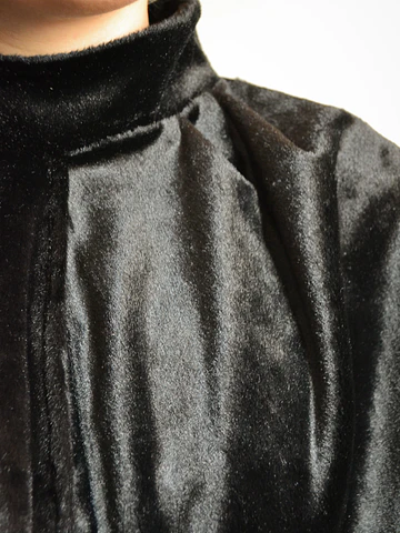 CAPA CON CUELLO PELO CORTO NEGRO