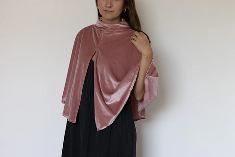 CAPA ROSADO PALIDO CON CUELLO TERCIOPELO