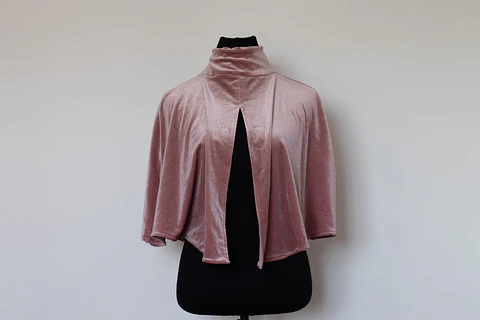 CAPA ROSADO PALIDO CON CUELLO TERCIOPELO