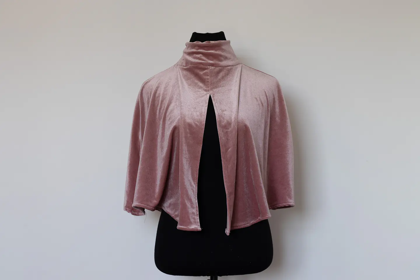 CAPA ROSADO PALIDO CON CUELLO TERCIOPELO 2