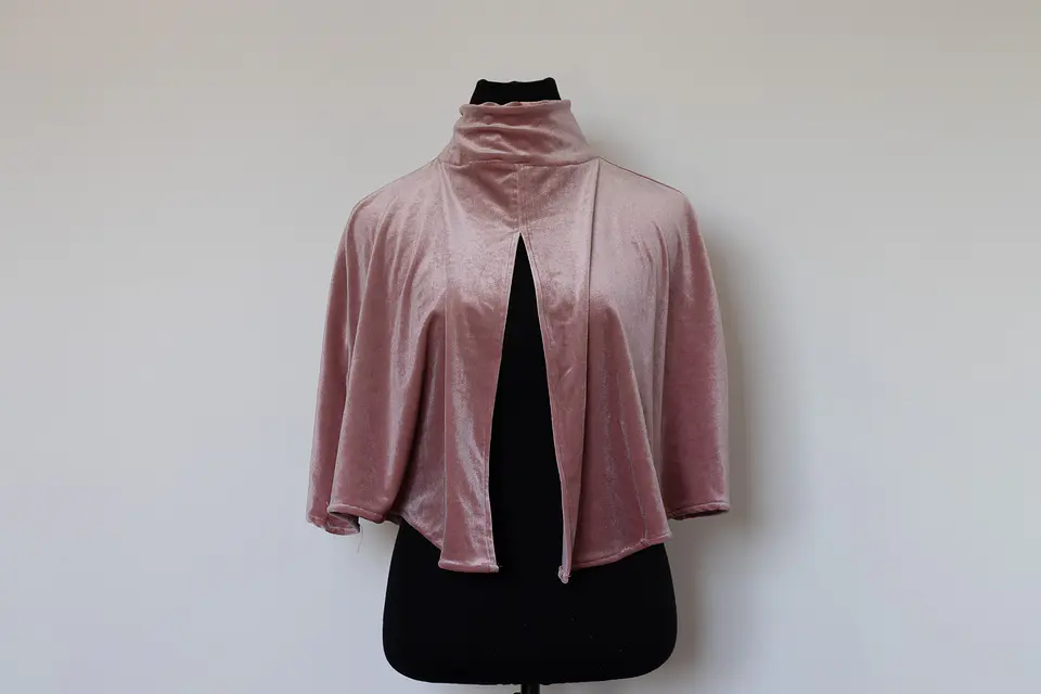 CAPA ROSADO PALIDO CON CUELLO TERCIOPELO 2
