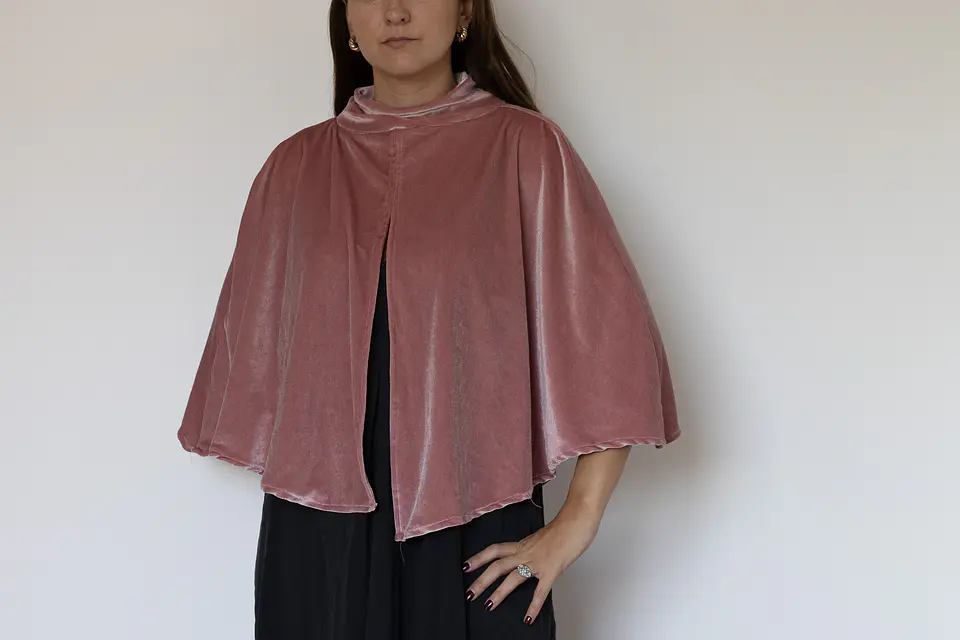 CAPA ROSADO PALIDO CON CUELLO TERCIOPELO 3