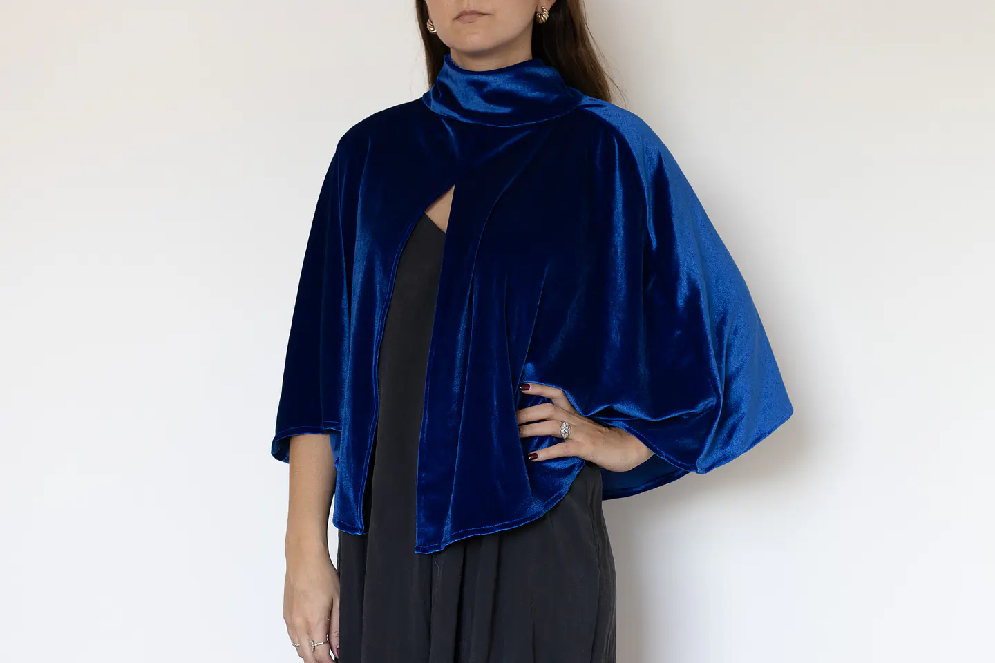 CAPA AZUL REY CON CUELLO TERCIOPELO 1