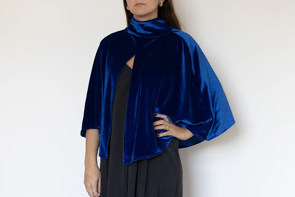 CAPA AZUL REY CON CUELLO TERCIOPELO 1