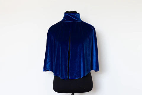 CAPA AZUL REY CON CUELLO TERCIOPELO
