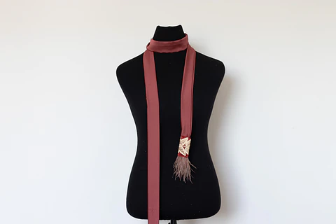 PAÑUELO PLUMAS ROJO COLONIAL