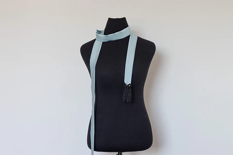 PAÑUELO FLECOS CELESTE CON NEGRO