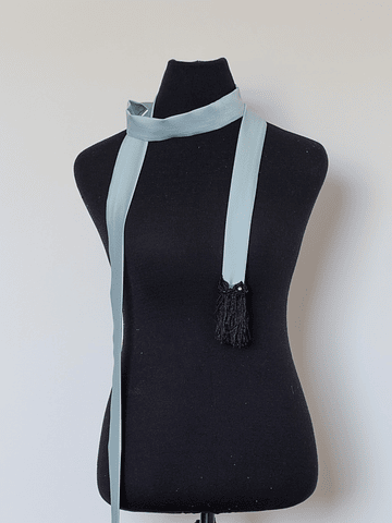 PAÑUELO FLECOS CELESTE CON NEGRO