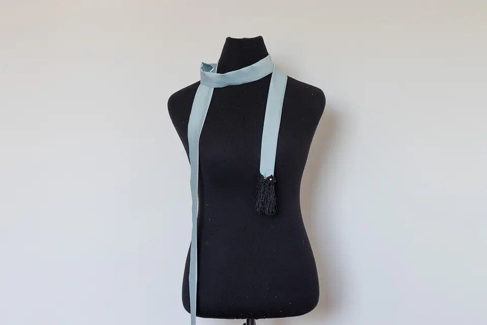 PAÑUELO FLECOS CELESTE CON NEGRO 2