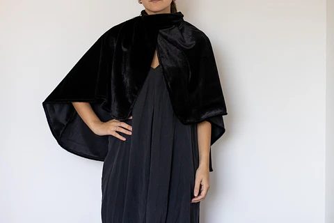 CAPA CON CUELLO PELO CORTO NEGRO