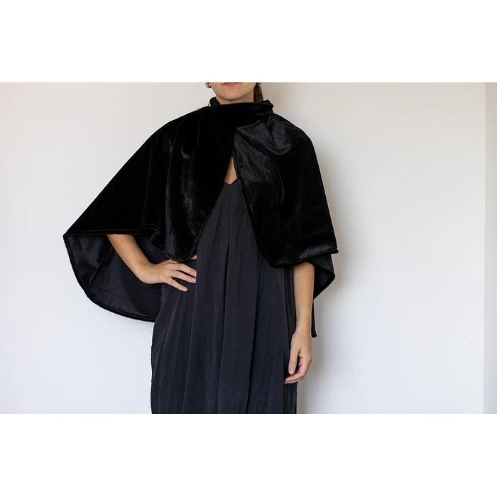 CAPA CON CUELLO PELO CORTO NEGRO 1