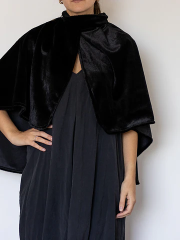 CAPA CON CUELLO PELO CORTO NEGRO