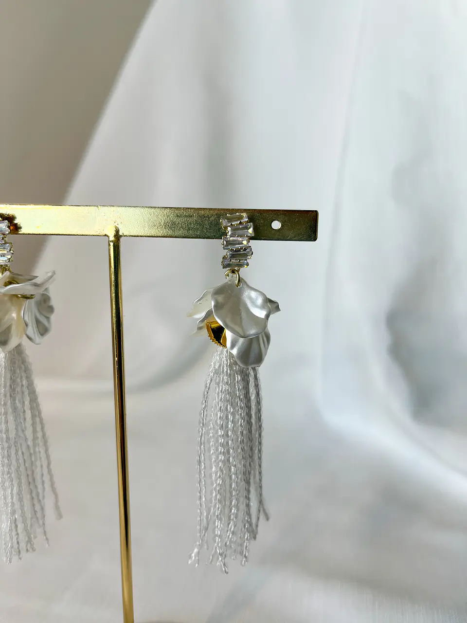 AROS LARGOS LENTEJUELAS BLANCAS CON DORADO 3