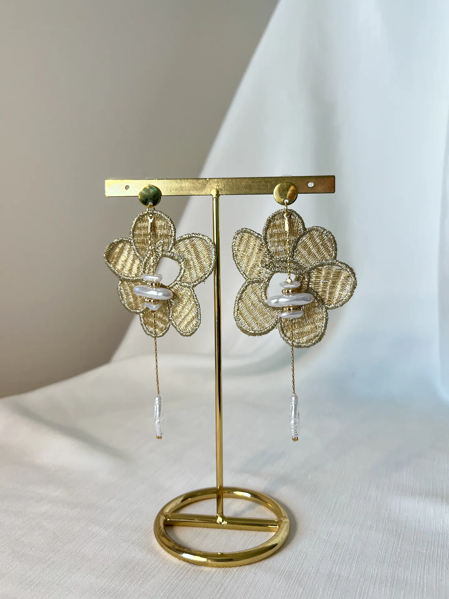 MAXI AROS BORDADOS DORADOS CON PERLA 1