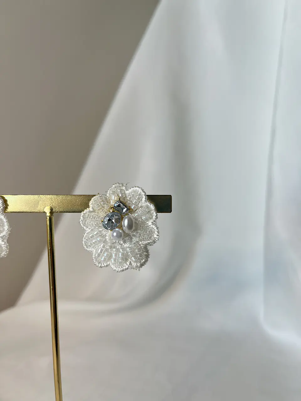 AROS BORDADOS FLOR PERLA Y PEDRERÍA 3