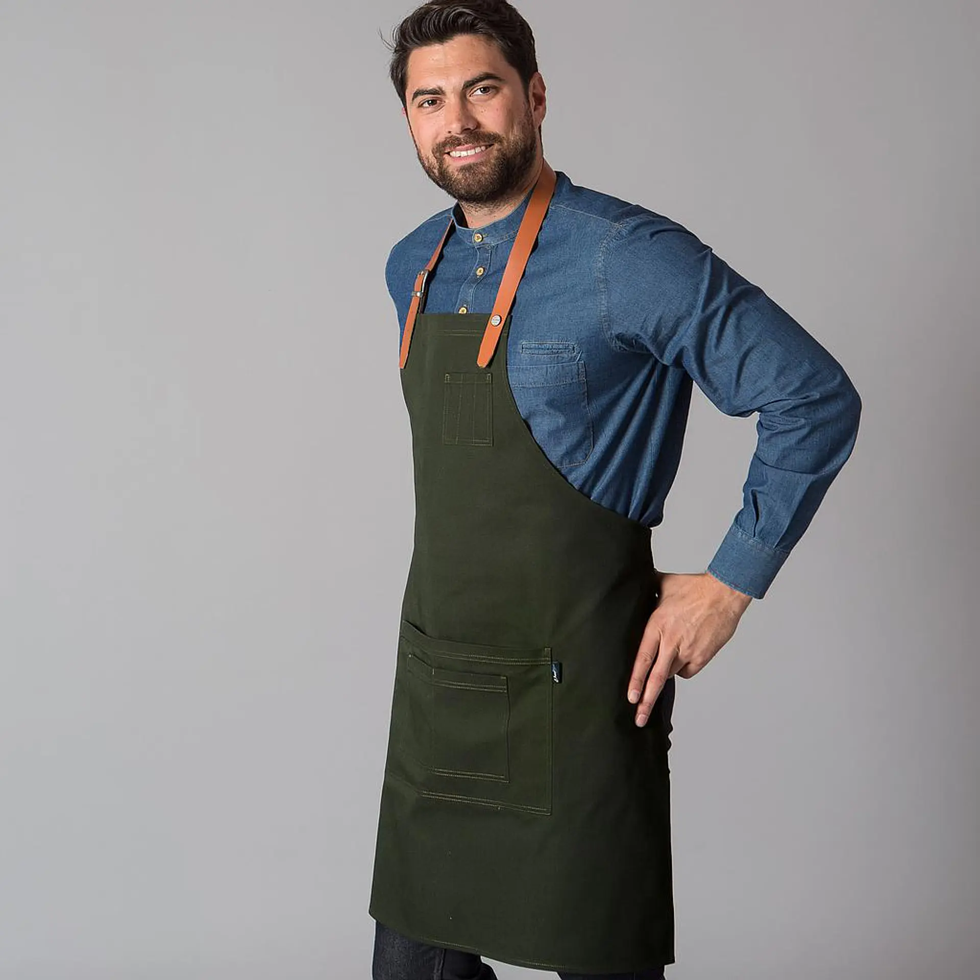 Delantal con pechera y tira de piel 72X80CM | GARY'S 3