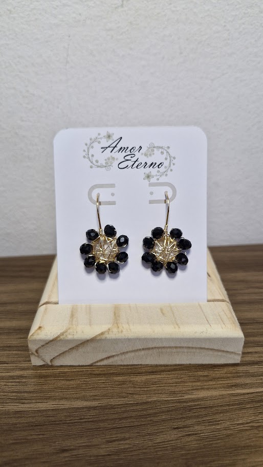 Aros Alambrismo Flor Cristales Negros (Dorado)