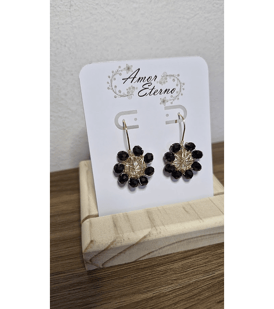 Aros Alambrismo Flor Cristales Negros (Dorado)