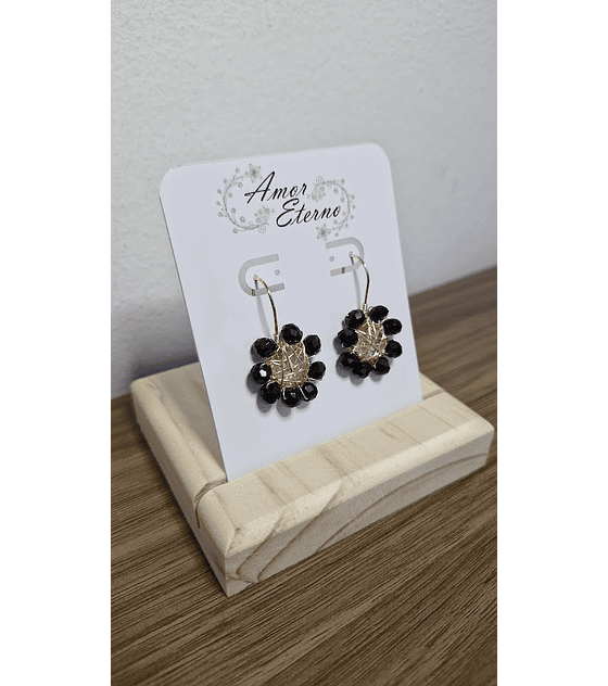 Aros Alambrismo Flor Cristales Negros (Dorado)