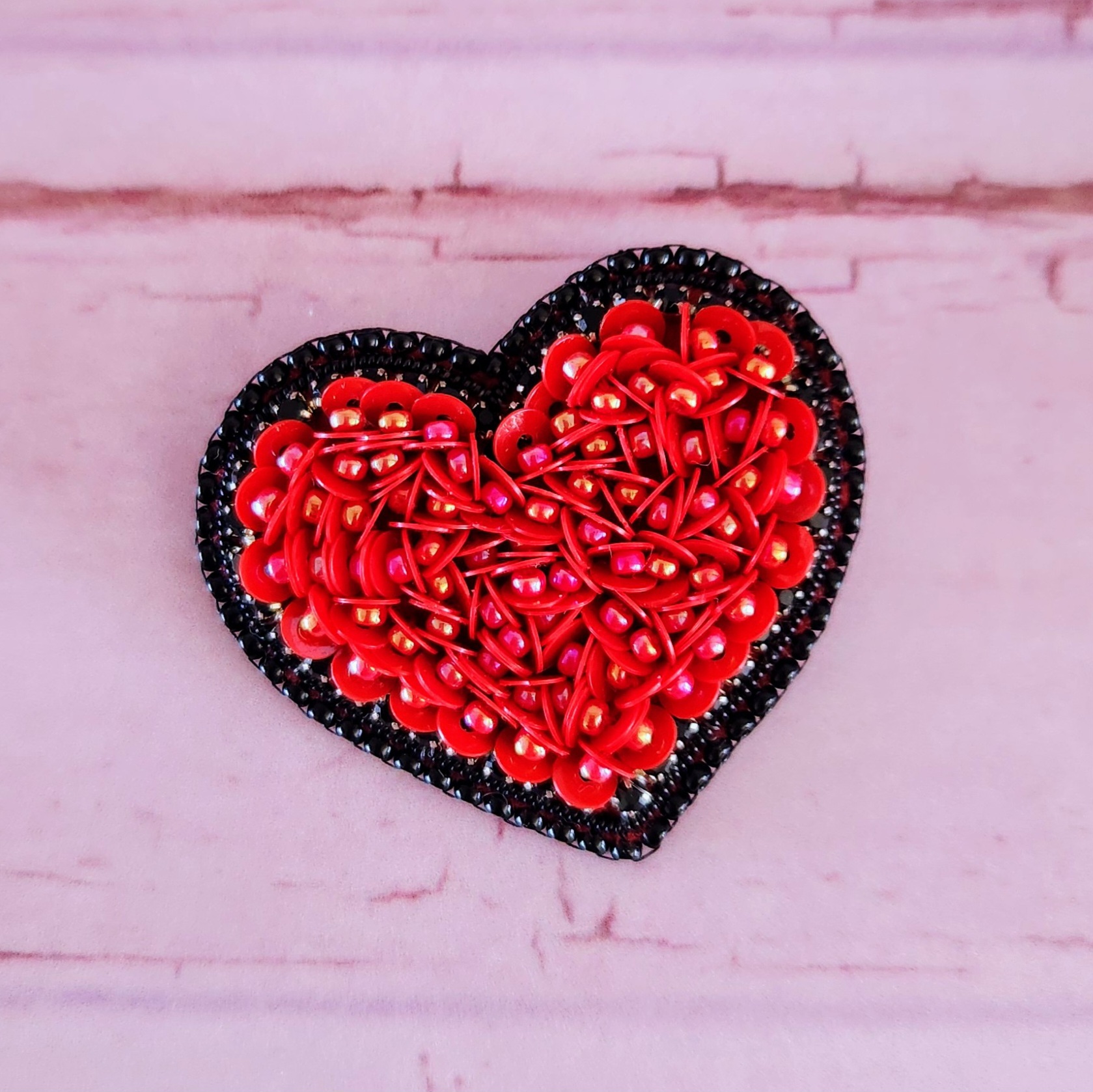 Prendedor Corazón Rojo Negro
