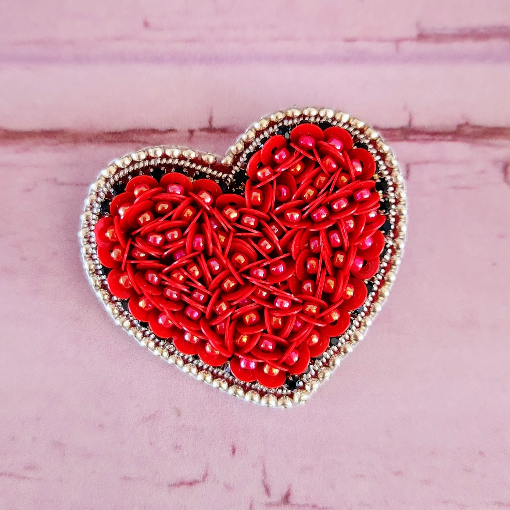 Prendedor Corazón Rojo Negro Plateado