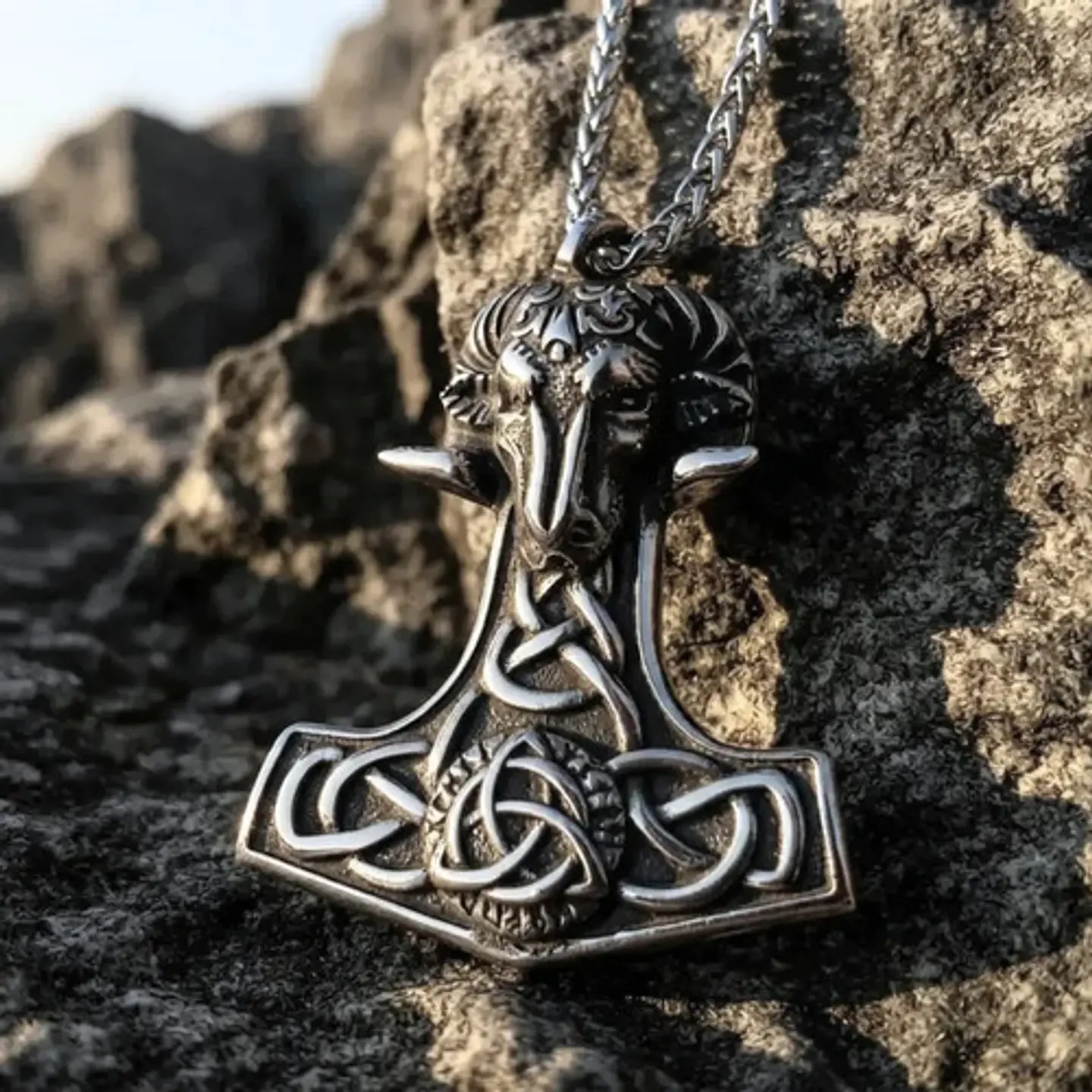 Collar Amuleto Vikingo En Acero Hombre Dije Heidrun Carnero 2