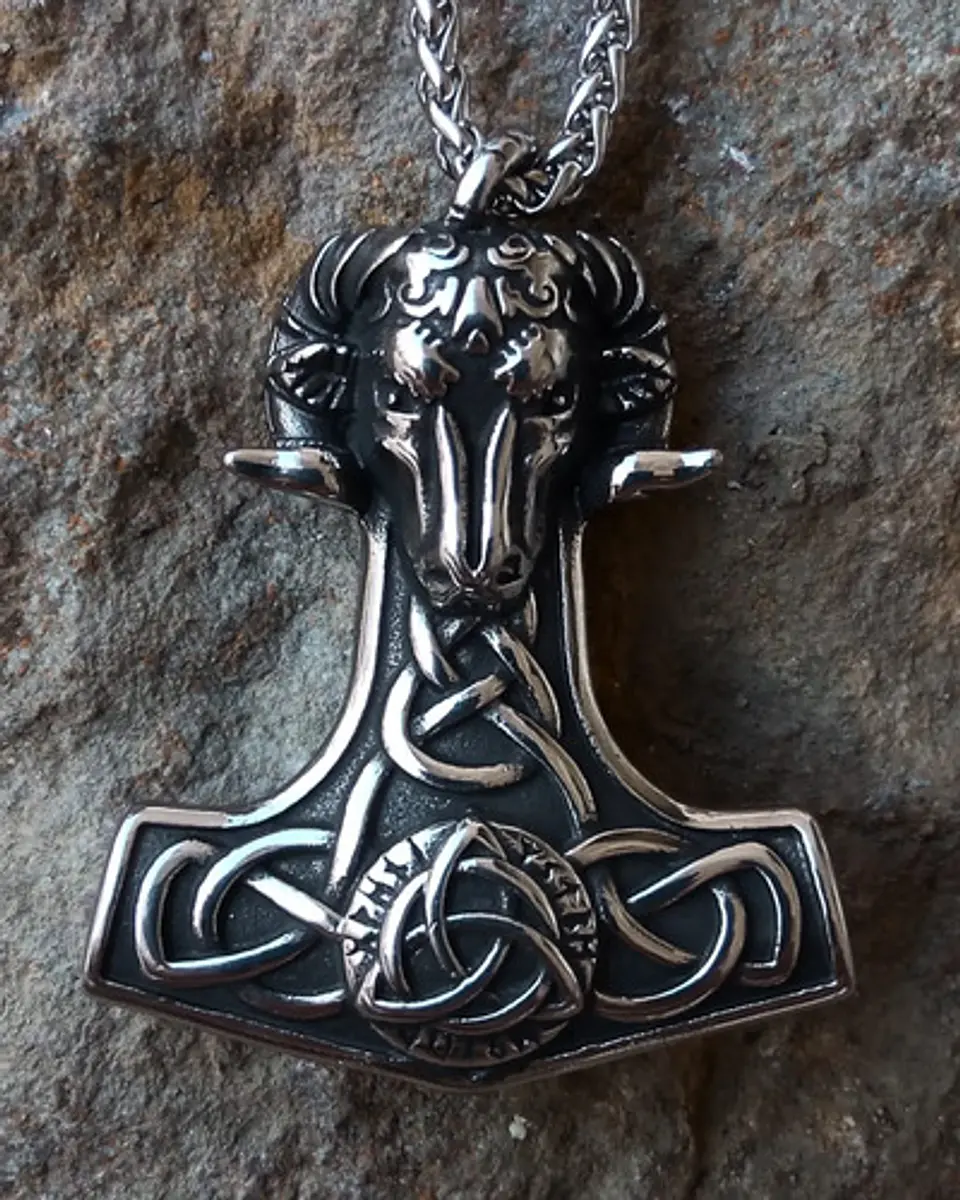 Collar Amuleto Vikingo En Acero Hombre Dije Heidrun Carnero 8