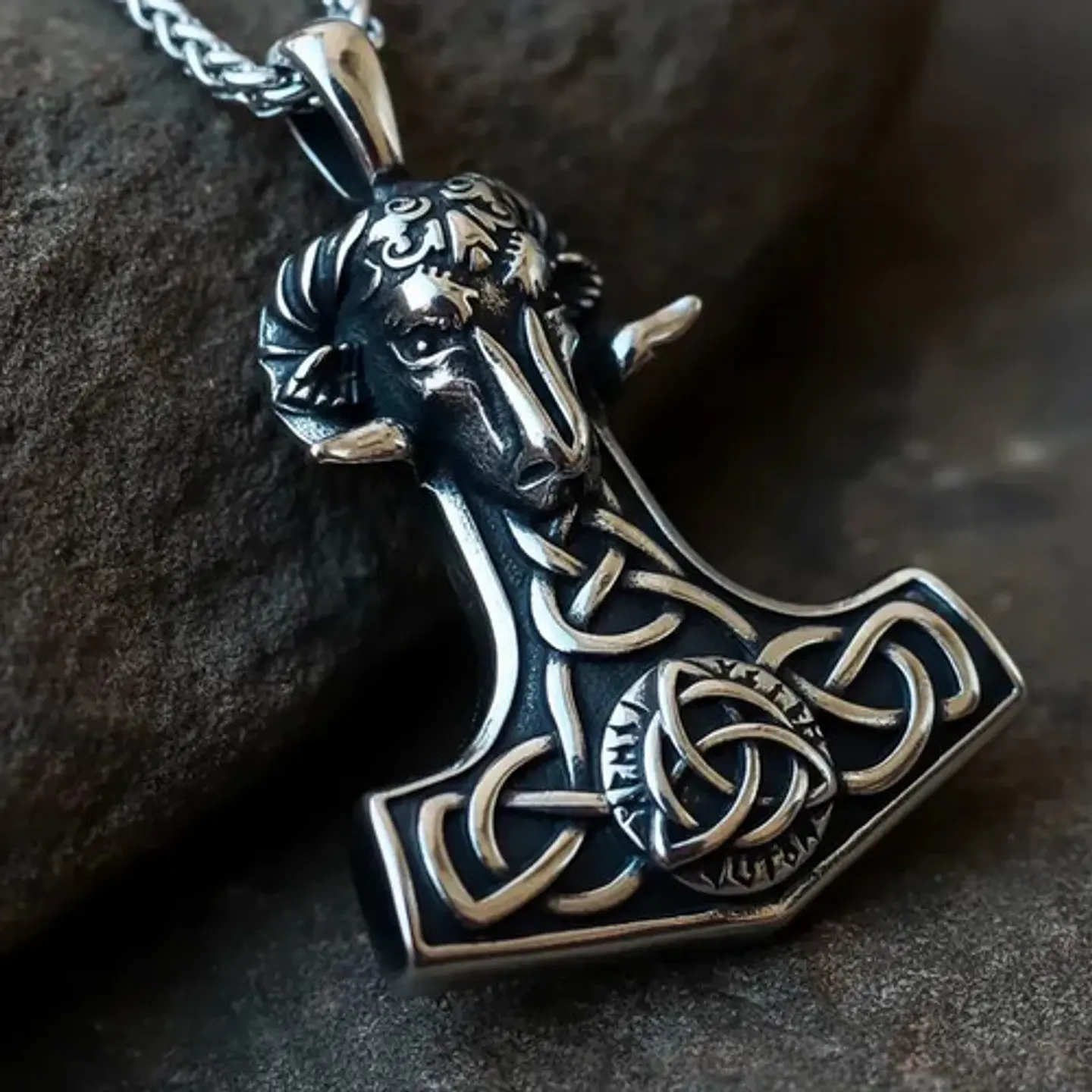 Collar Amuleto Vikingo En Acero Hombre Dije Heidrun Carnero 10