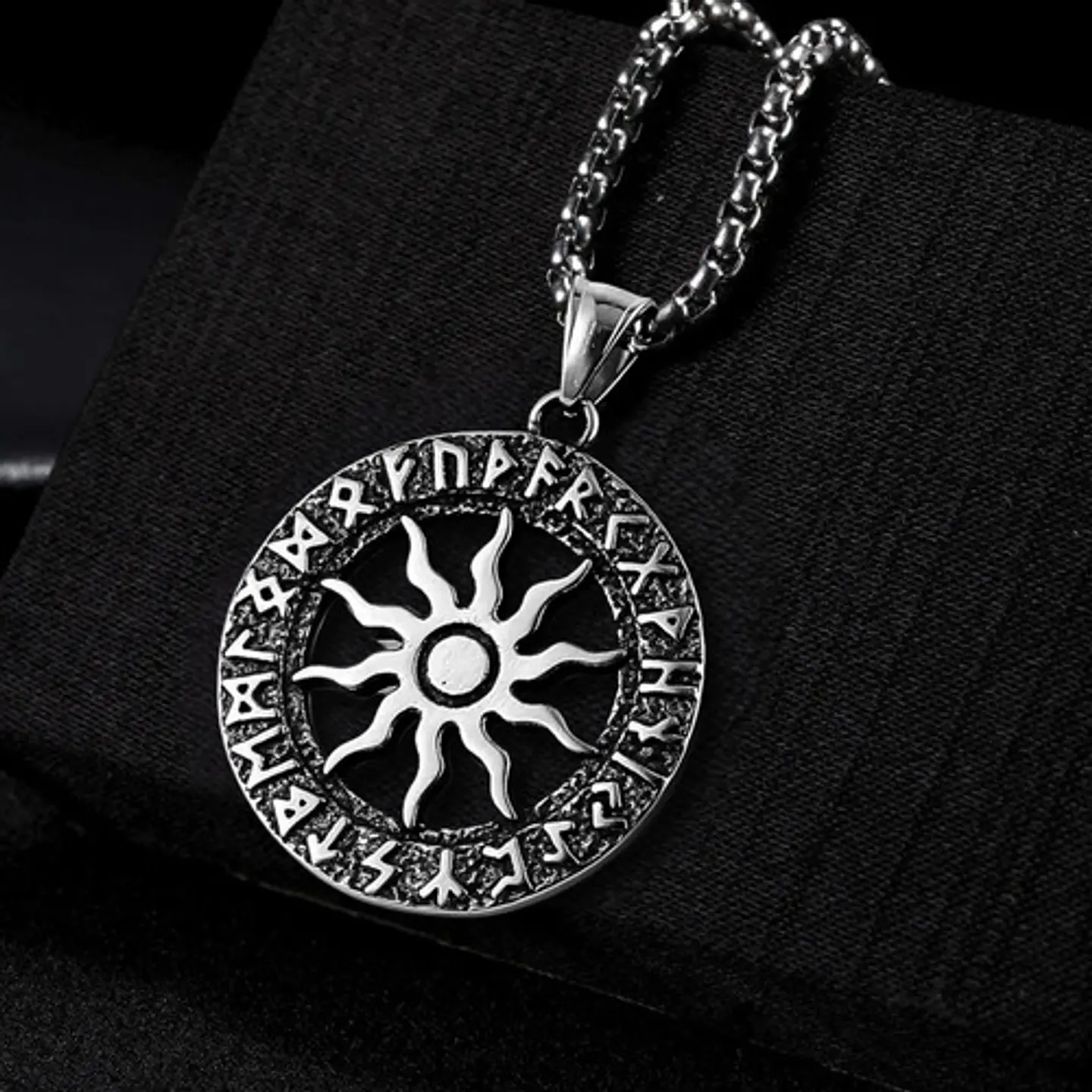 Collar Para Hombres Y Mujeres Dije Vikingo Sol Nórdico Runas 8