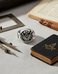 Anillo Para Hombre De Acero Color Plata Simbolo Mason Cráneo - Miniatura 4