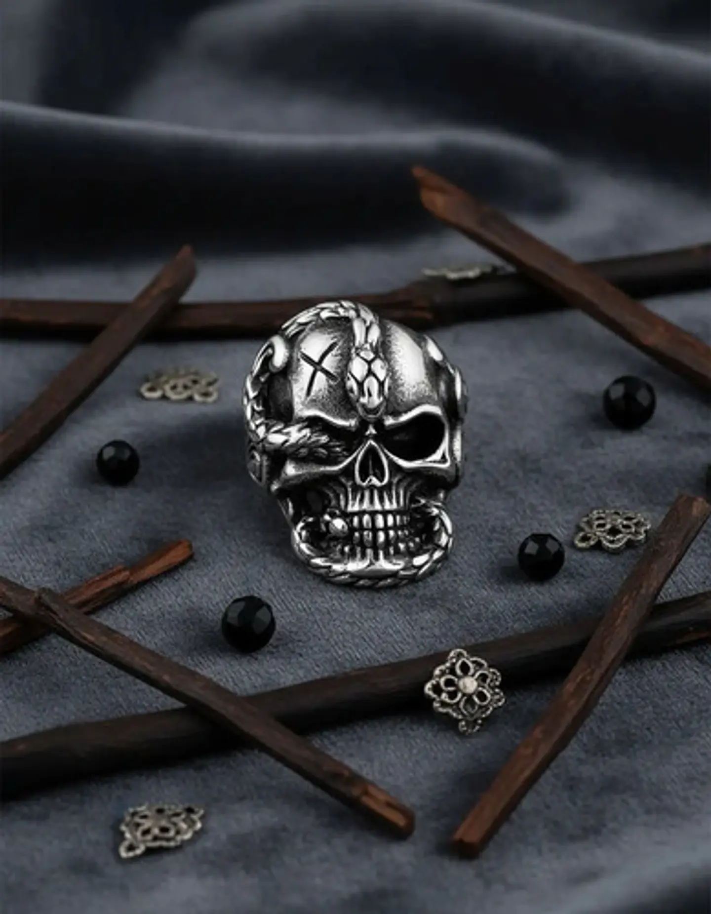 Anillo en Acero para Hombre Cráneo Serpiente Calavera 2