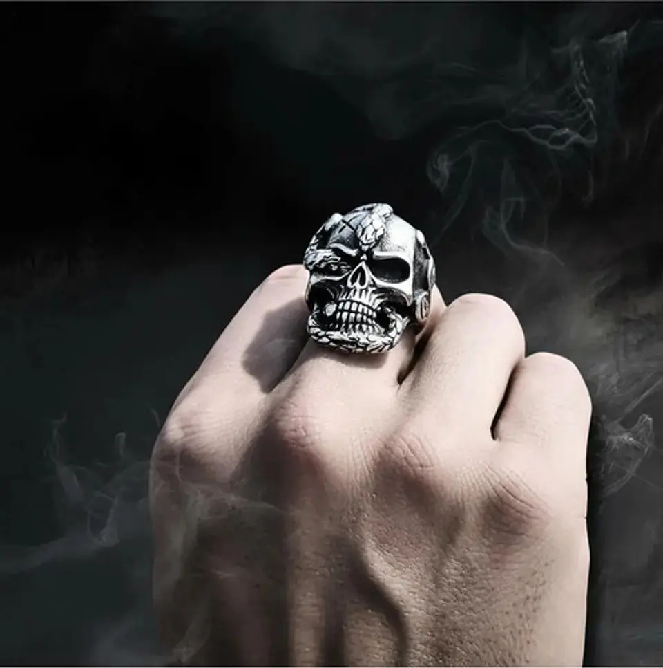 Anillo en Acero para Hombre Cráneo Serpiente Calavera 10