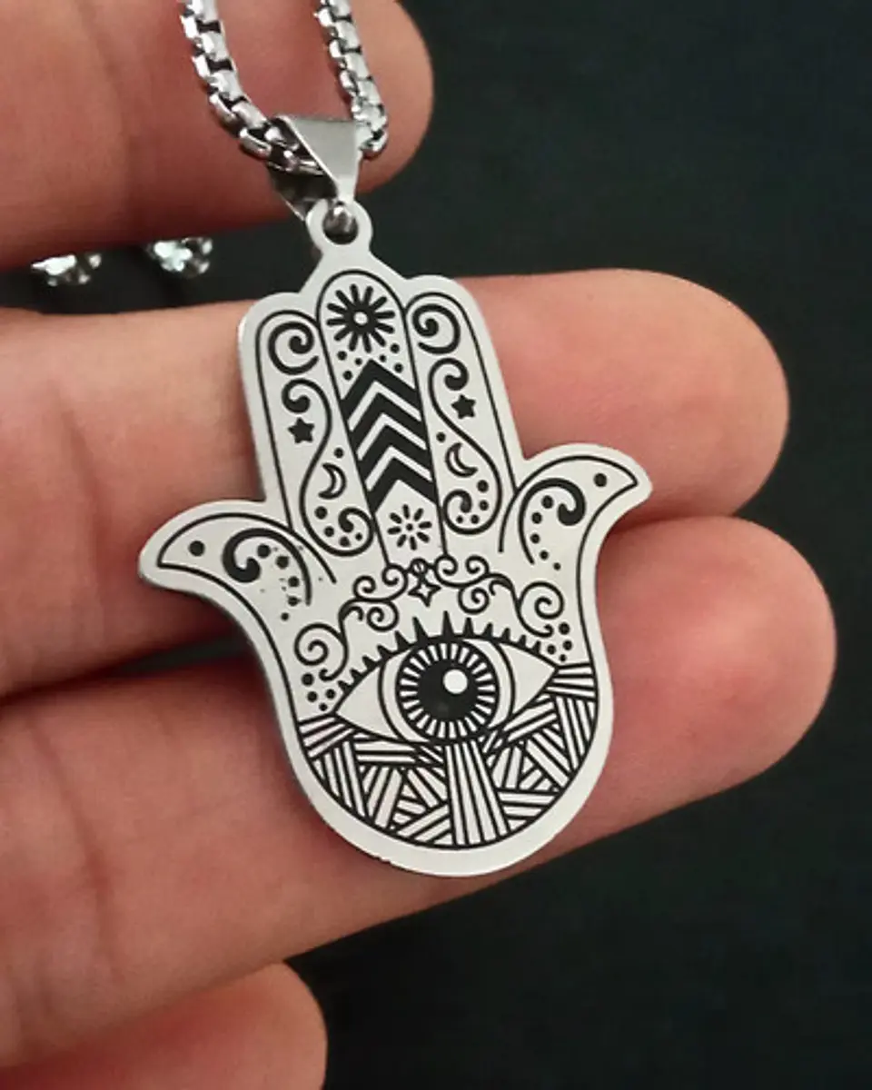 Collar En Acero Para Hombre Dije Color Plata Mano De Hamsa 10