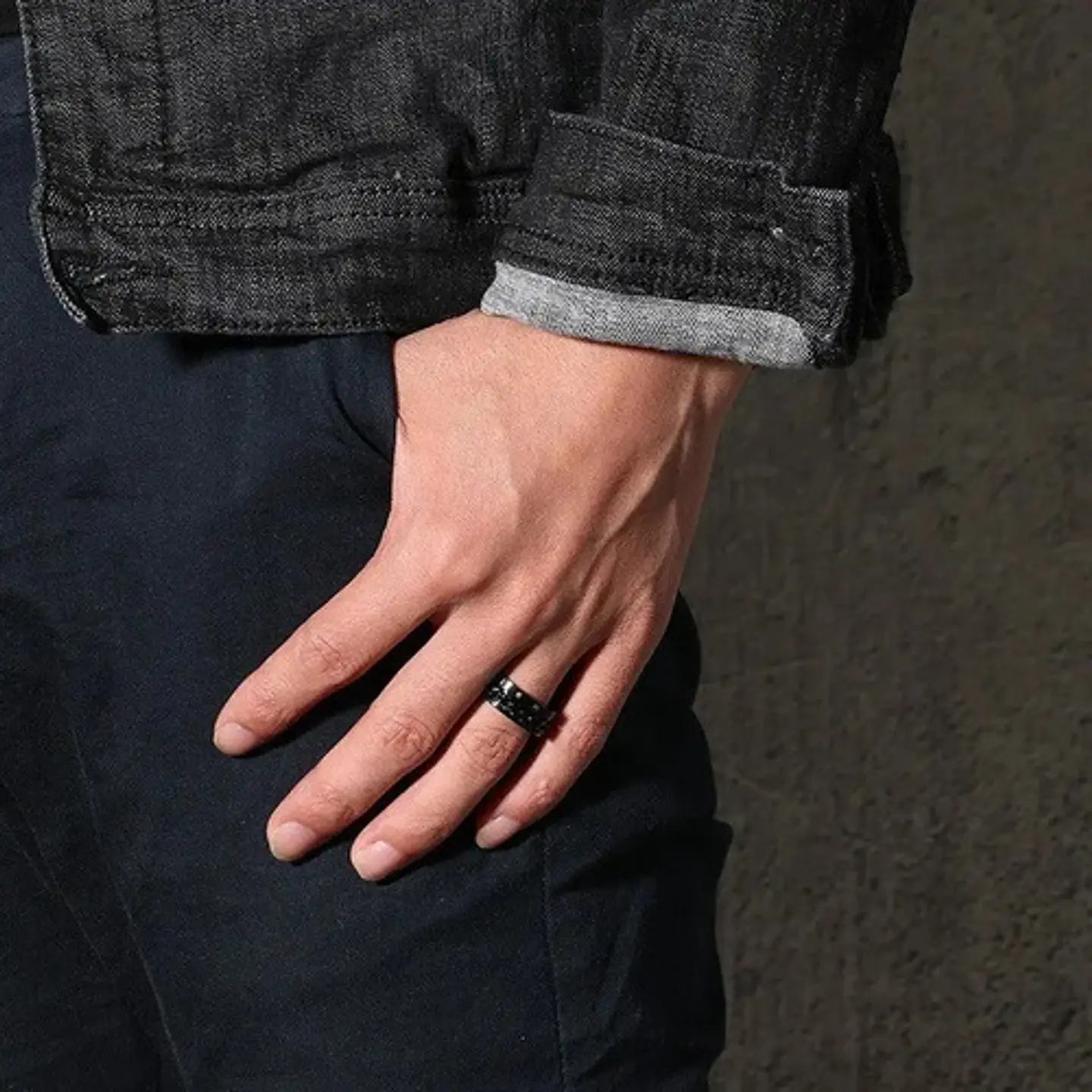 Anillo en Acero moderno/clásico para hombre con cadena y números romanos 9