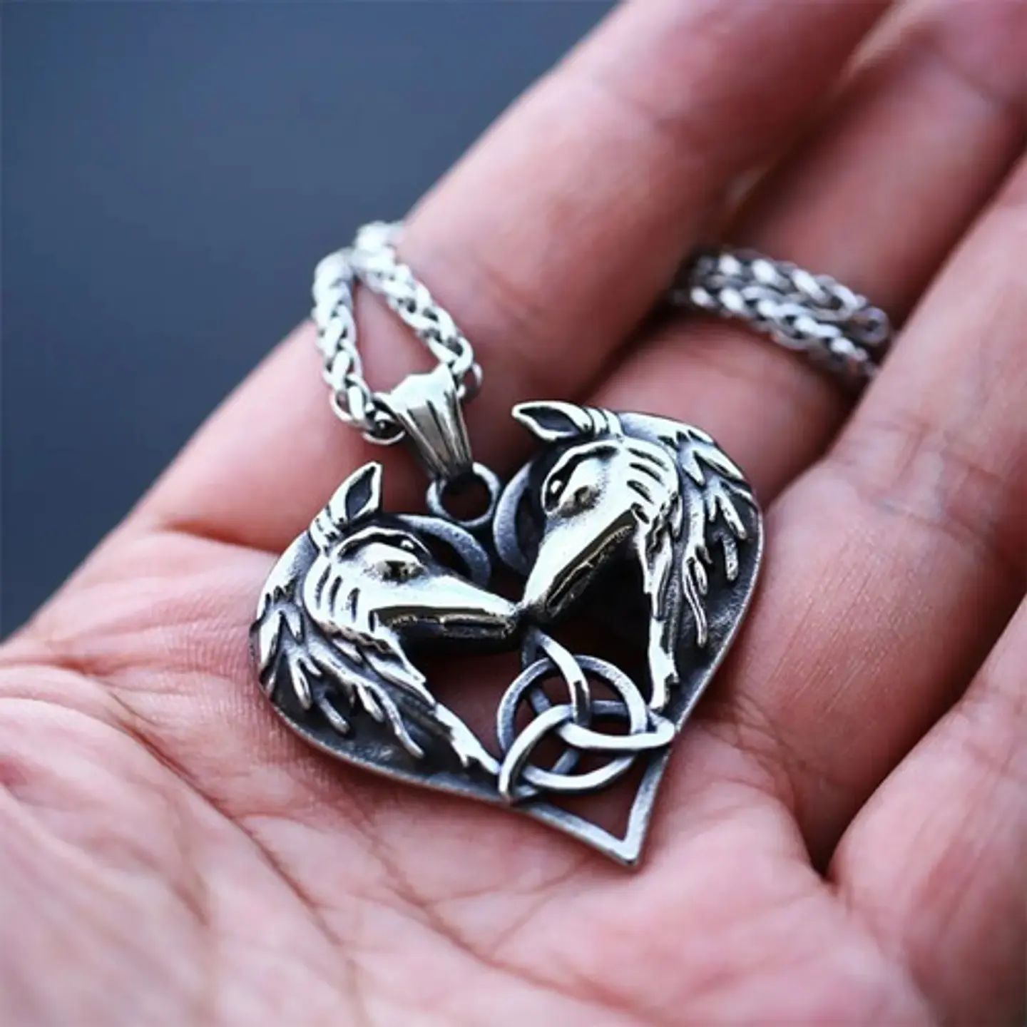 Collar Vikingo en acero para Hombre y mujer dije corazón triqueta Lobos 4