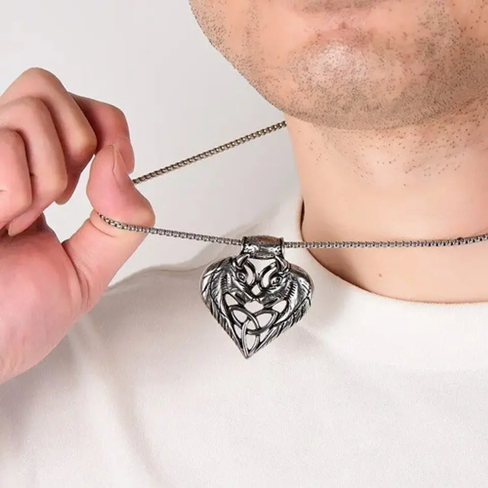 Collar Vikingo en acero para Hombre y mujer dije corazón triqueta Lobos 11