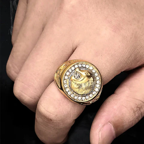 Anillo Hip Hop dorado en Acero Para Hombres con incrustaciones de piedras Cz León