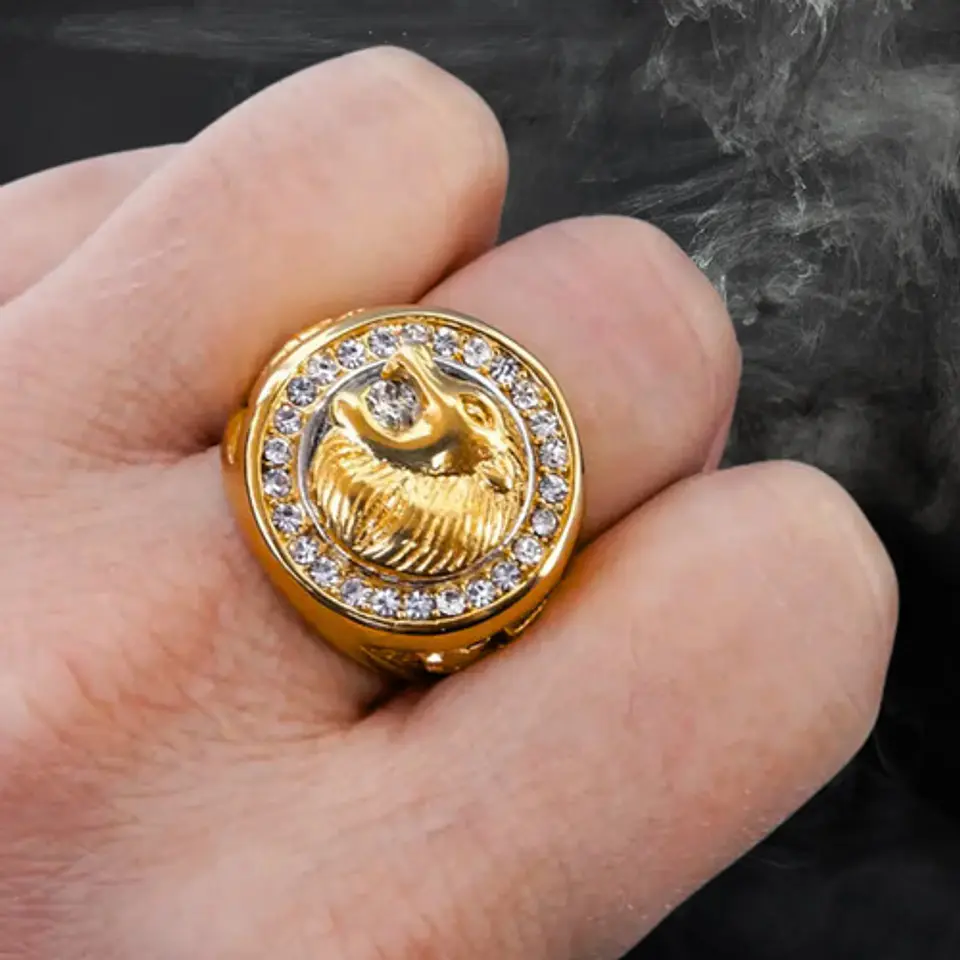 Anillo Hip Hop dorado en Acero Para Hombres con incrustaciones de piedras Cz León 3