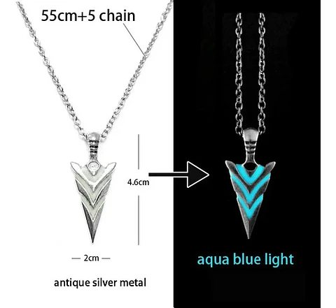 Collar Brilla En La Oscuridad Flecha Color Plata Para Hombre