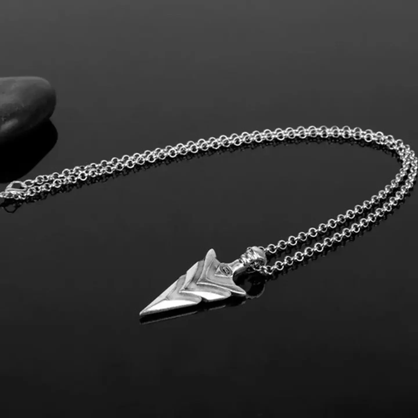 Collar Brilla En La Oscuridad Flecha Color Plata Para Hombre 3