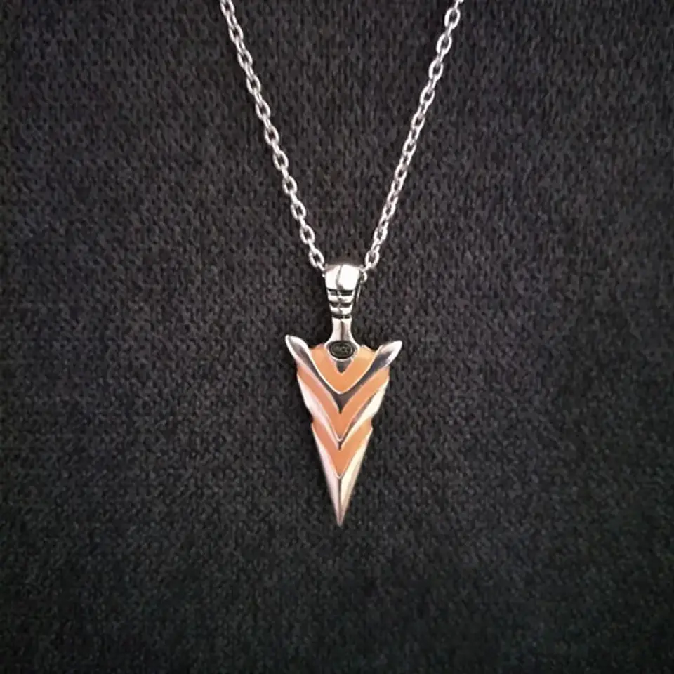 Collar Brilla En La Oscuridad Flecha Color Plata Para Hombre 8