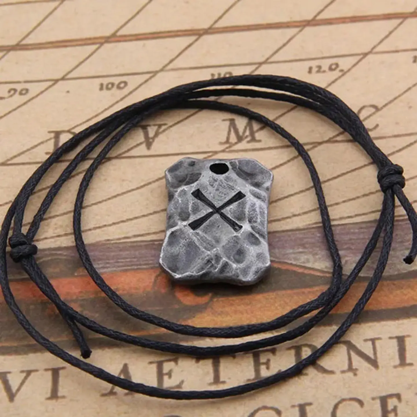 Collar Talismán Runas Hierro Martillado Vikingo Para Hombre  2